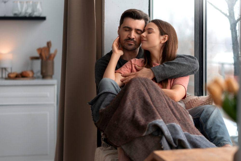 Ilustrasi pasangan romantis duduk bersama (freepik.com/freepik)