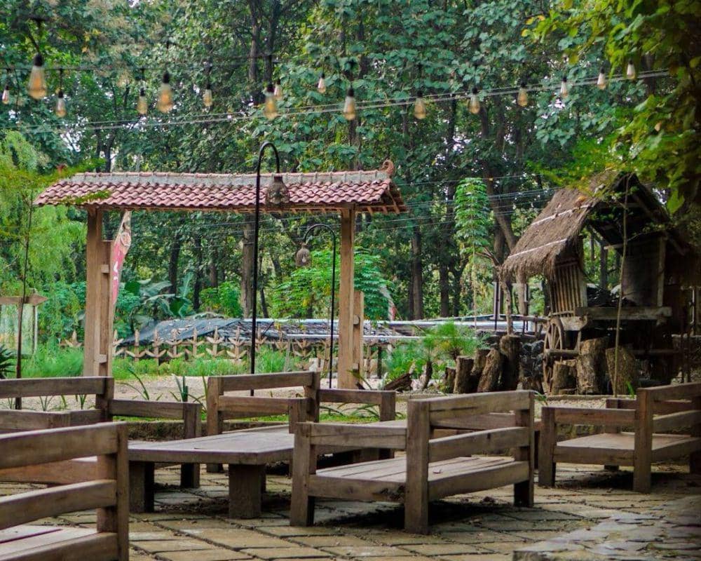 Suasana rumah makan Tapak Djati. Instagram/Tapakdjati.madiun