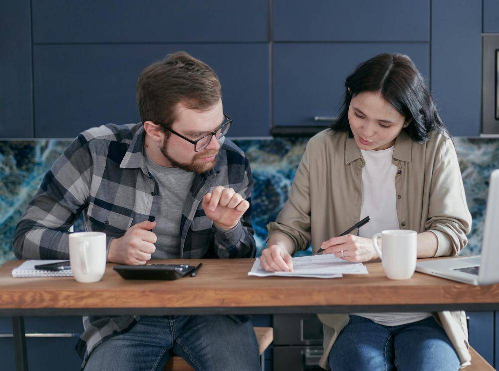 ilustrasi memberi saran ke pasangan dengan hati-hati (pexels.com/Mikhail Nilov)