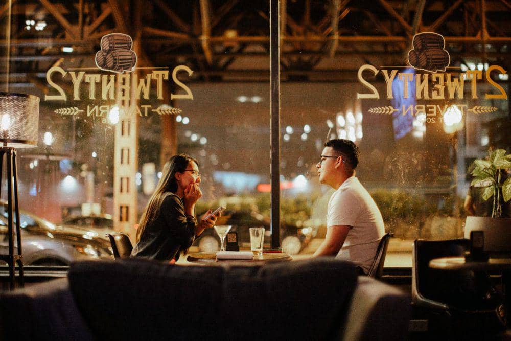 ilustrasi curhat dengan lawan jenis lain selain pasangan (pexels.com/Kelly)