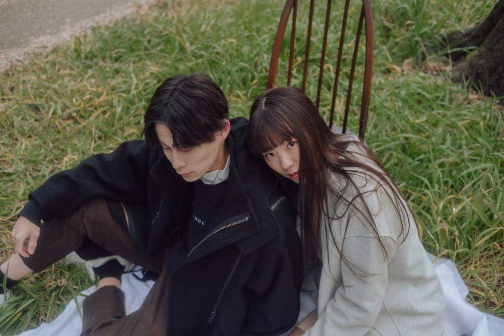 Ilustrasi pasangan duduk di taman (freepik.com/freepik)