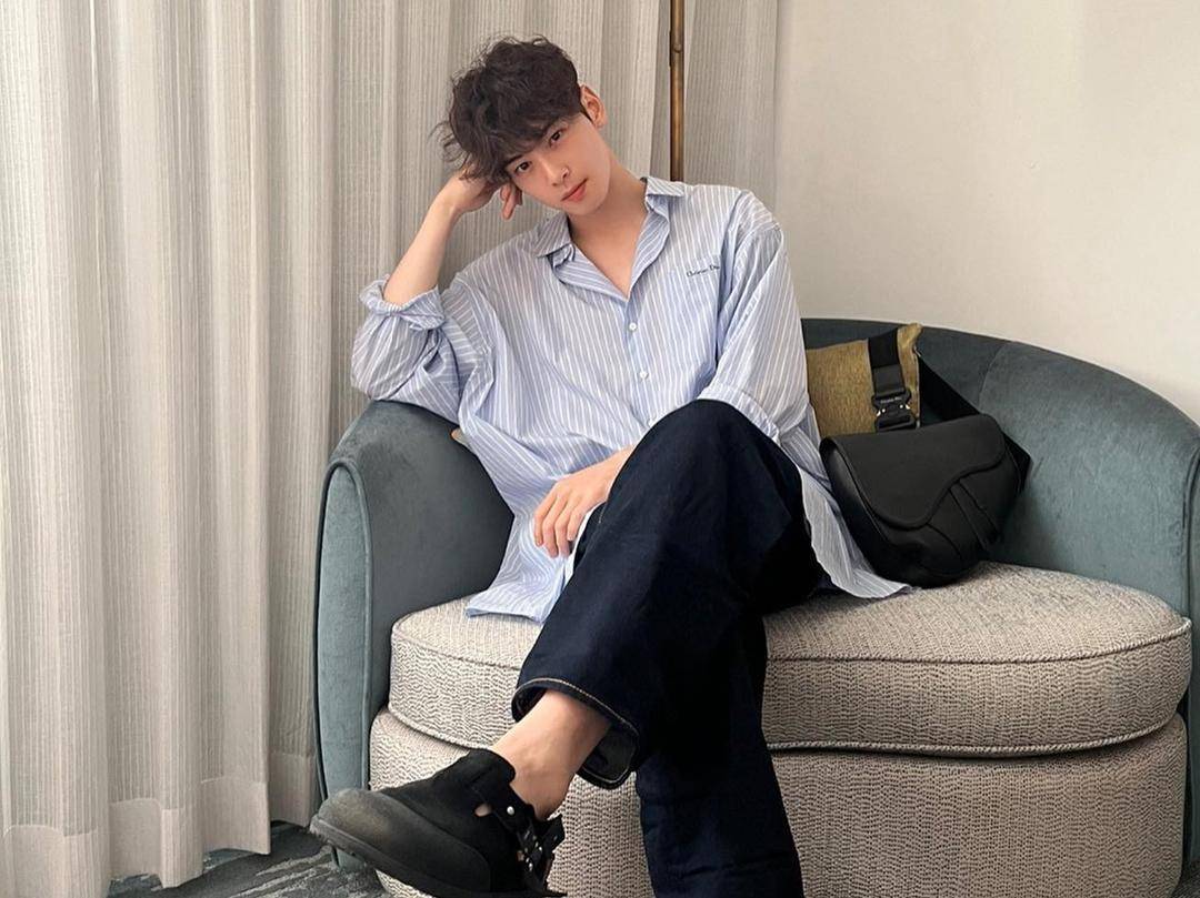 Celana Hitam Cocok dengan Baju Warna Apa untuk Pria? Ini Pilihannya