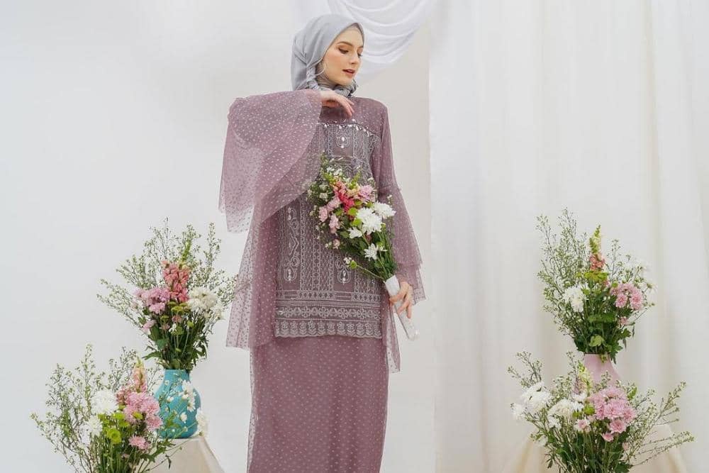 Jilbab warna abu-abu muda