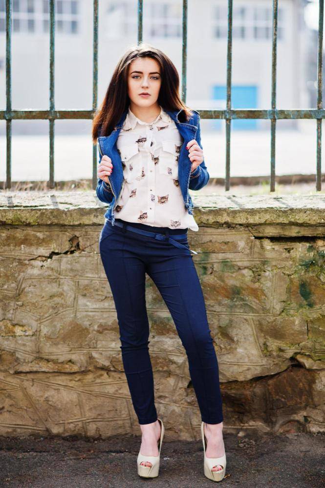 celana navy cocok dengan baju warna apa