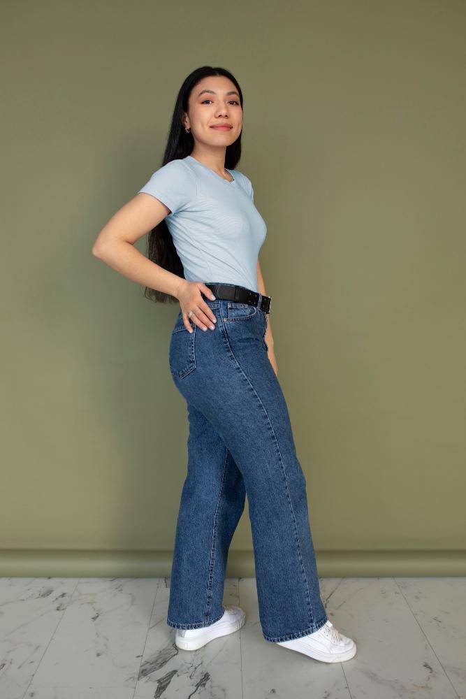 celana navy cocok dengan baju warna apa