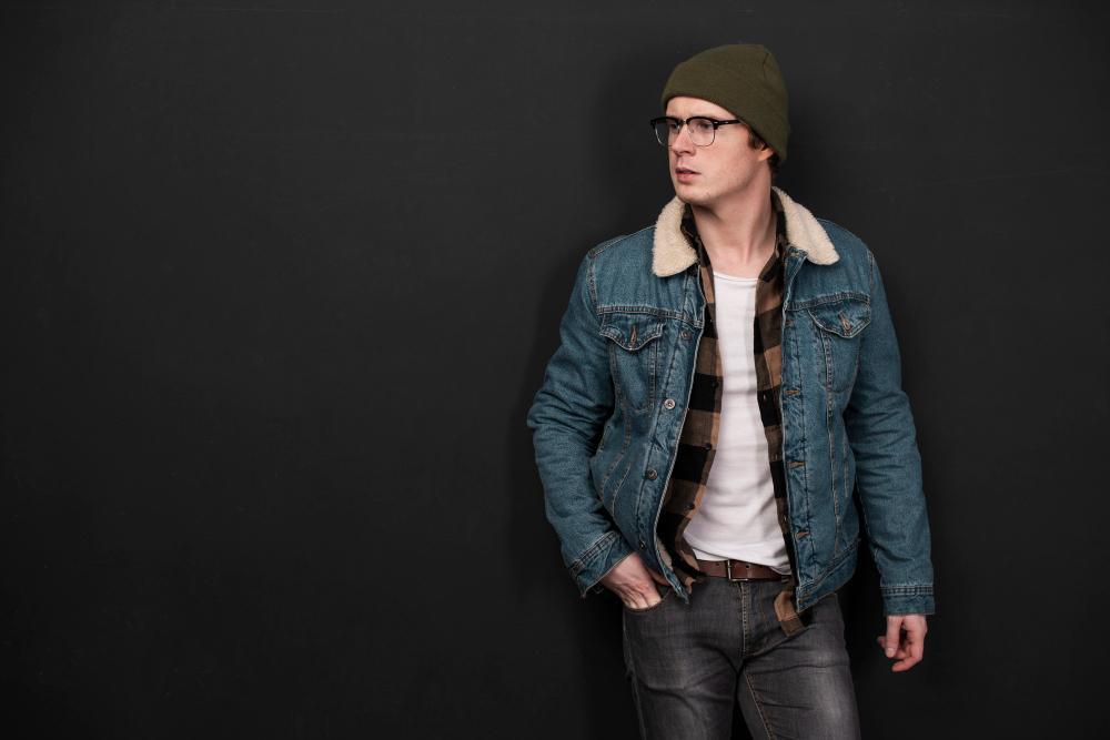 Inspirasi OOTD Trucker Jacket yang Bikin Cowok Makin Cool