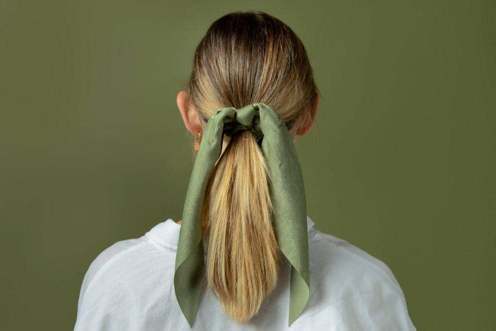 ilustrasi mengikat rambut ponytail (freepik.com/freepik)
