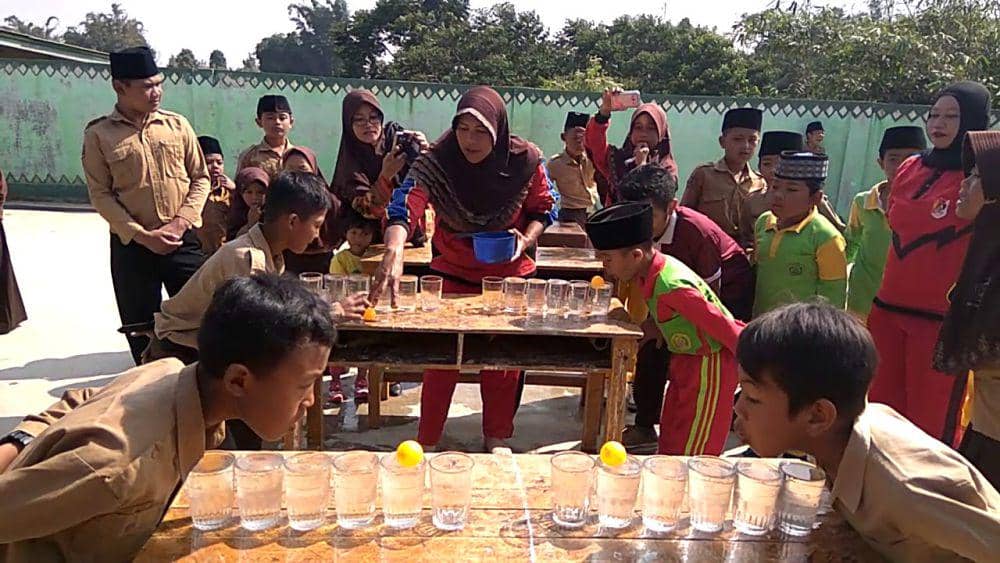 Lomba tiup bola pingpong di air dalam gelas (youtube.com/@nurgiantosekincau5688)