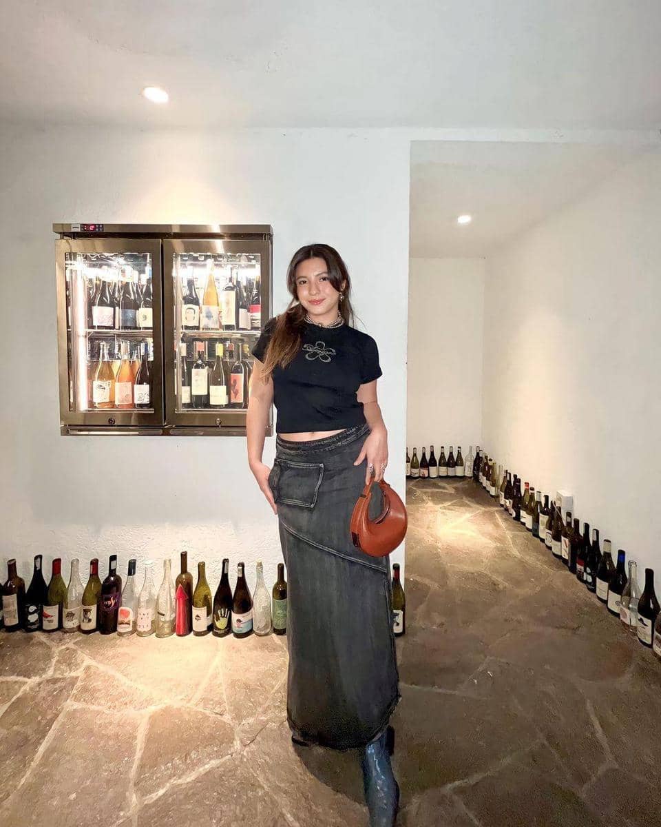 Gaya kasual pakai rok denim