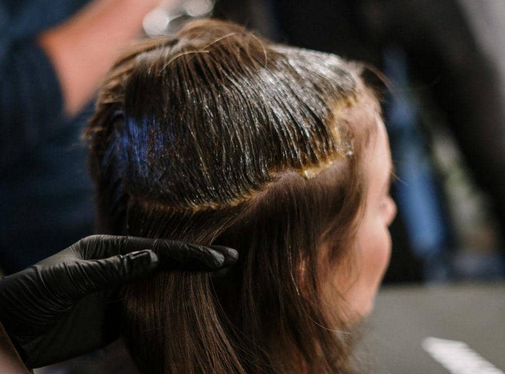 ilustrasi menggunakan masker rambut (pexels.com/cottonbro studio)