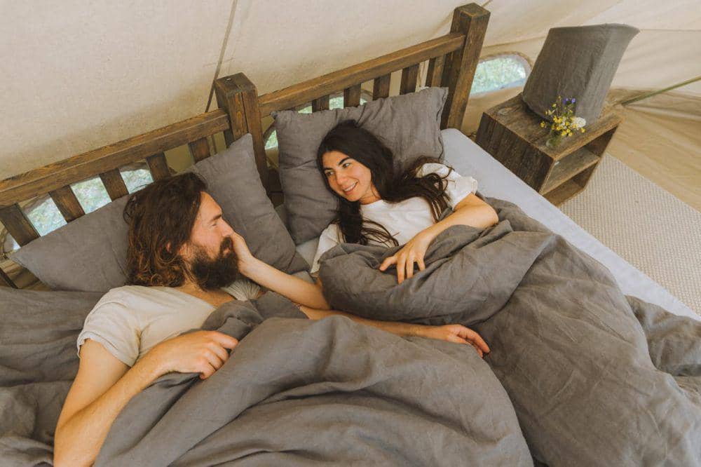 ilustrasi pillow talk 