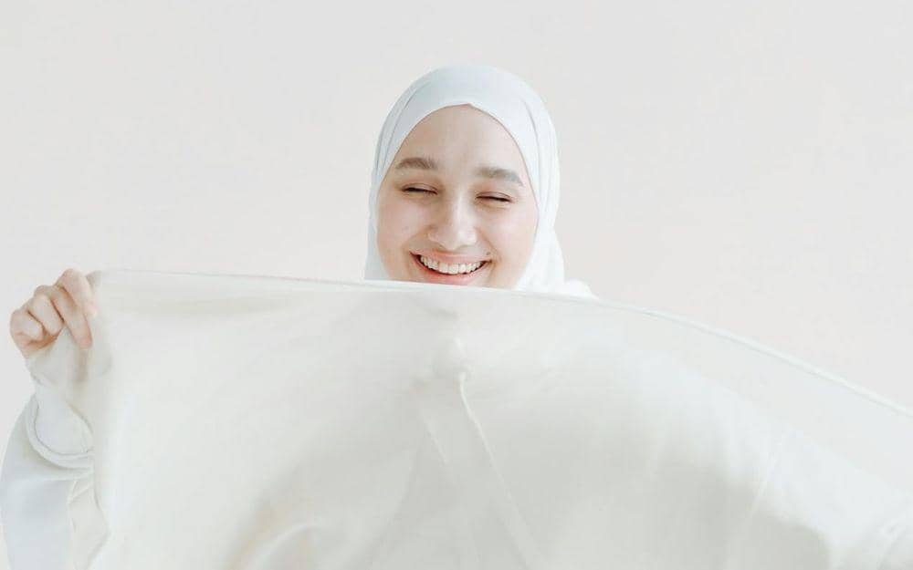 Ilustrasi jilbab segi empat voal