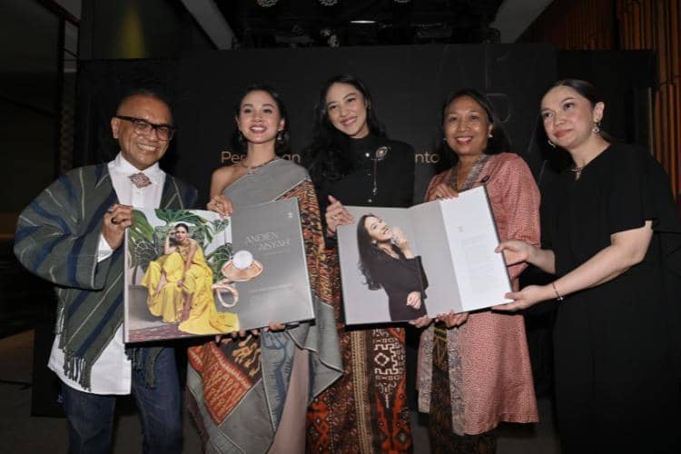 dok. The Palace Jeweler