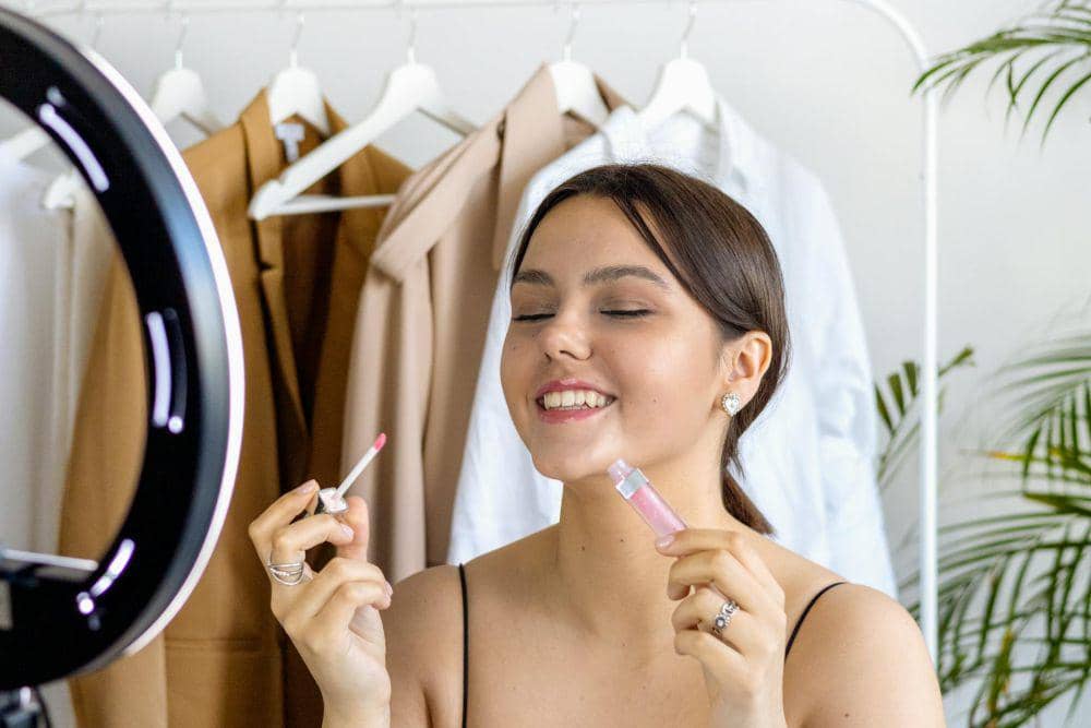 ilurasi menggunakan lip serum (pexels.com/Anna Nekrashevich)