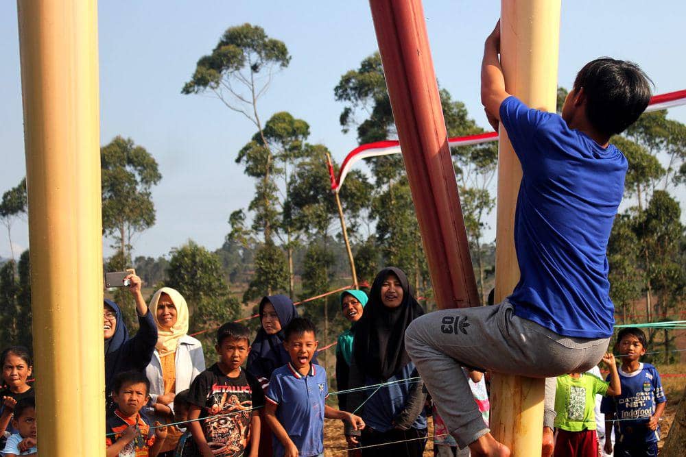 ilustrasi panjat pinang (commons.m.wikimedia.org/Abdulrohmatt)