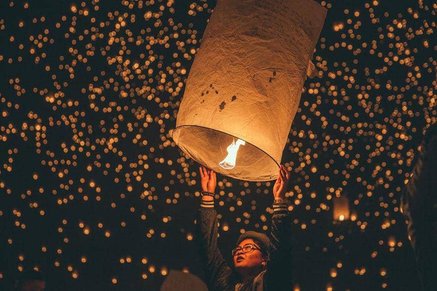 ilustrasi tips mengunjungi festival lampion jogja 2024 (unsplash.com/@arstyy)