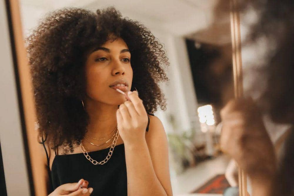 ilustrasi memakai lipstik (pexels.com/Polina Tankilevitch)