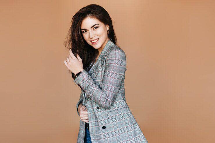 ilustrasi wanita berkelas (freepik.com/ lookstudio)