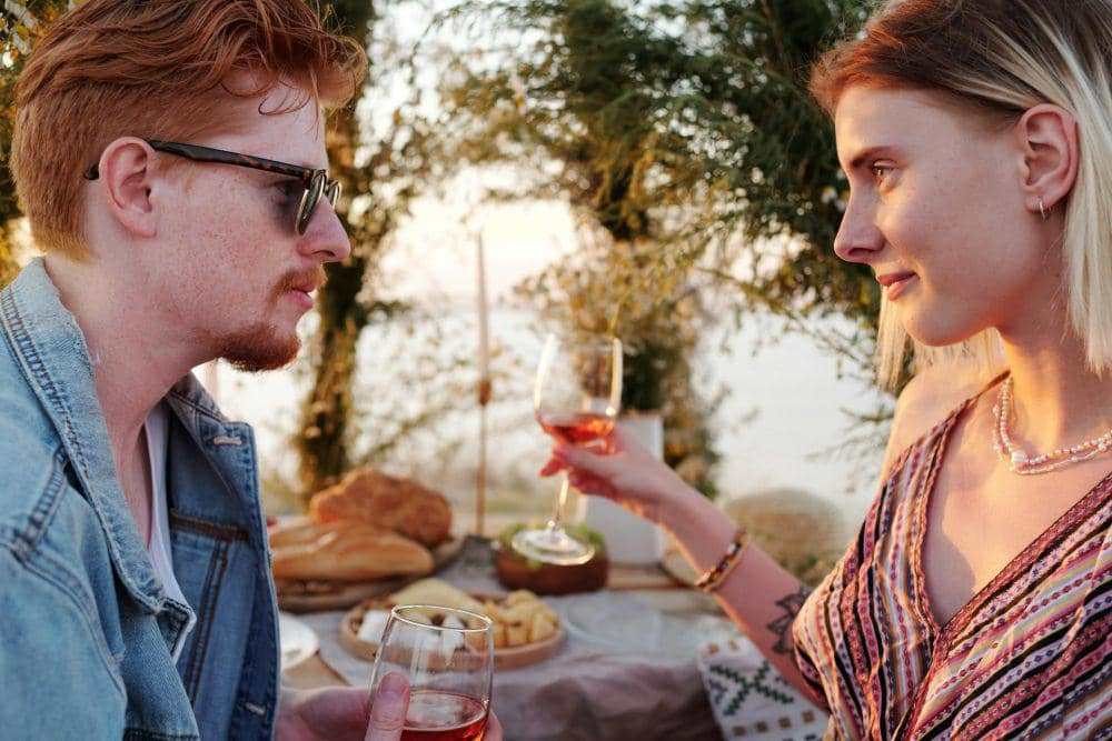 ilustrasi tertarik dengan lawan jenis lain selain pasangan (pexels.com/Jep Gambardella)