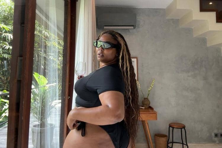 instagram.com/lizzobeeating