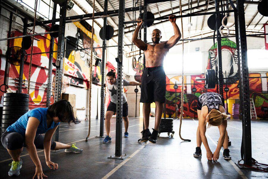 Ilustrasi crossfit group di gym.