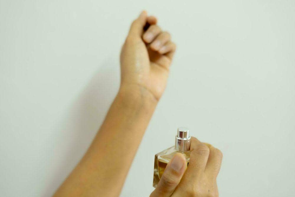 ilustrasi memakai parfum