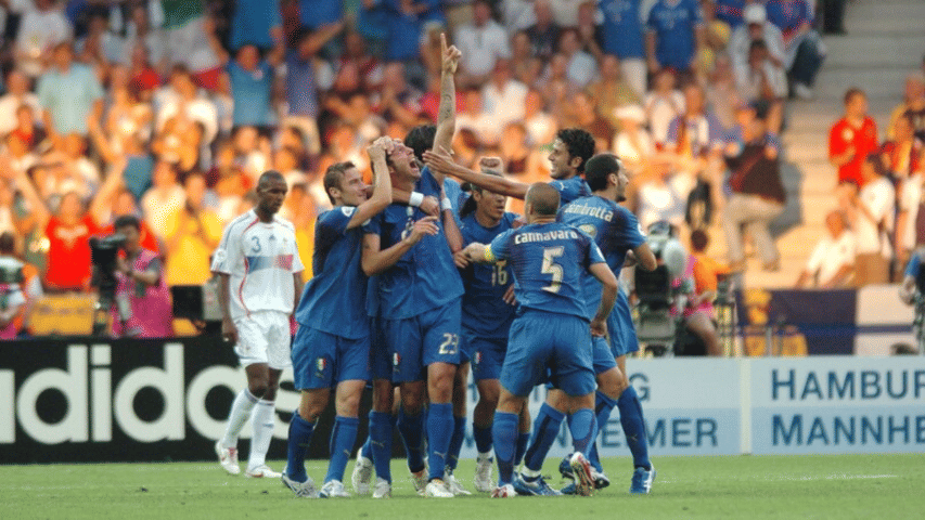 Para pemain Italia merayakan gol Marco Materazzi ke gawang Prancis pada final Piala Dunia 2006. (fifa.com)
