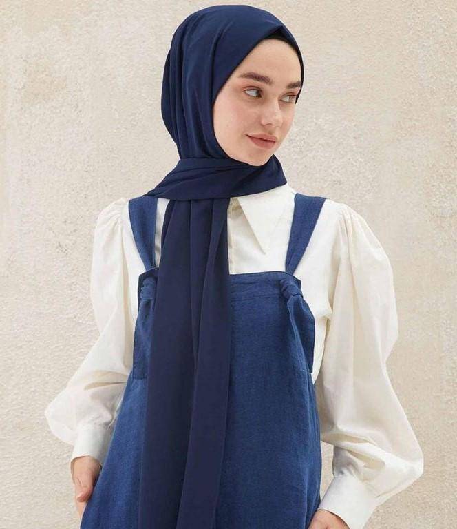 baju navy cocok dengan jilbab warna apa