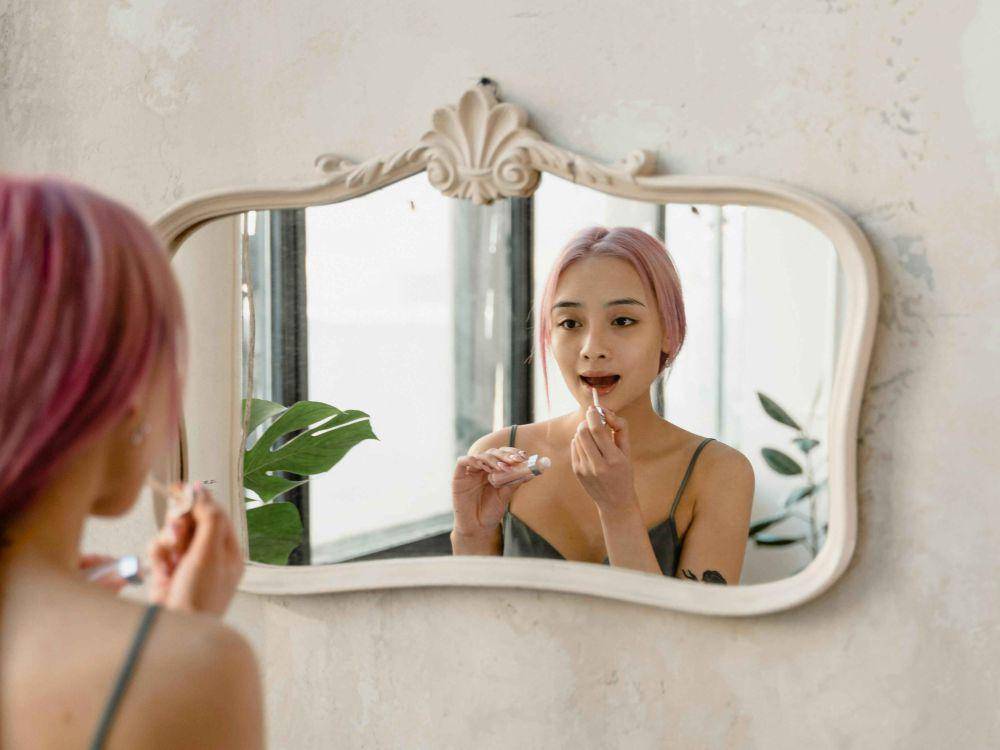 Ilustrasi penggunaan lip oil (pexels.com/timamiroshnichenko)