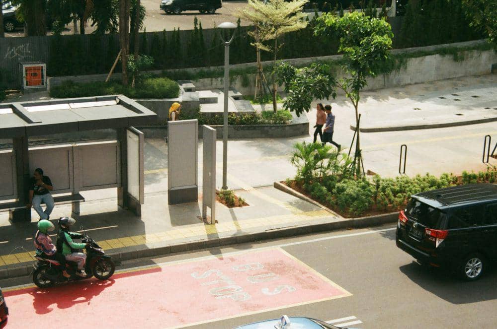 ilustrasi menggunakan ojek online. (unsplash.com/Denissa Devy)