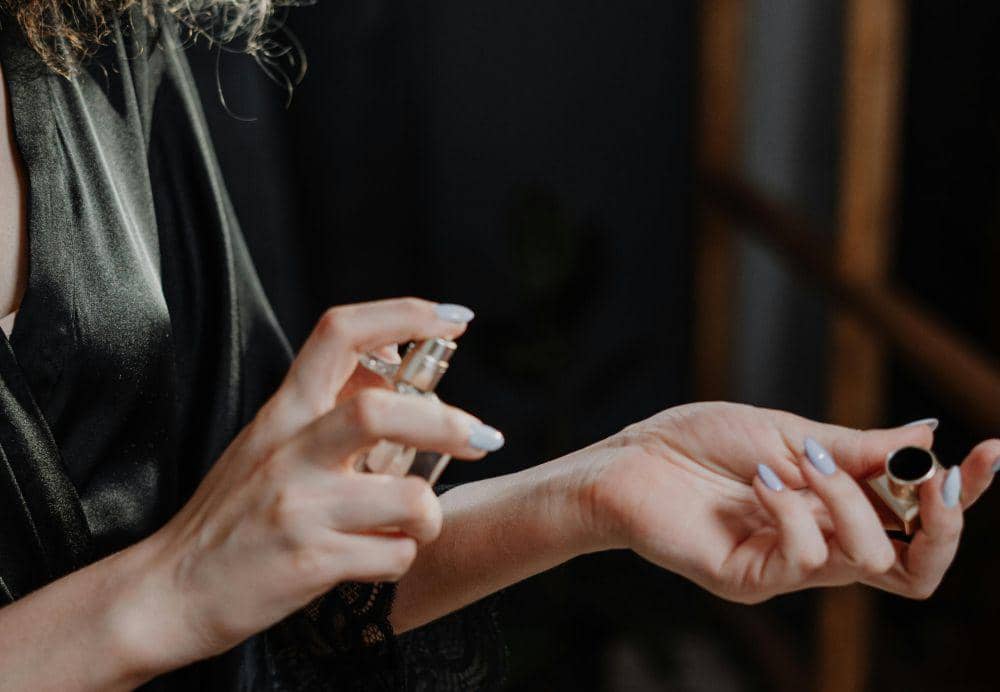 Ilustrasi memakai parfum wangi soapy