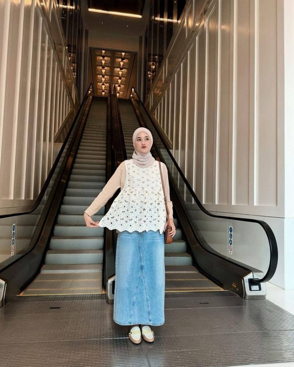 OOTD memakai rok jeans (instagram.com/raniaskdr_)