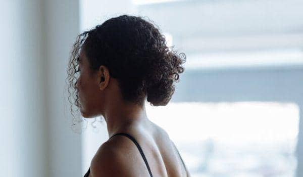 ilustrasi gaya rambut low bun