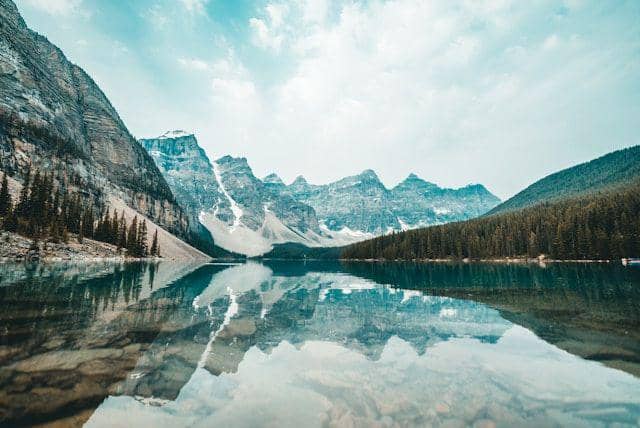 Potret Moraine Lake di Kanada (unsplash.com/raddfilms)
