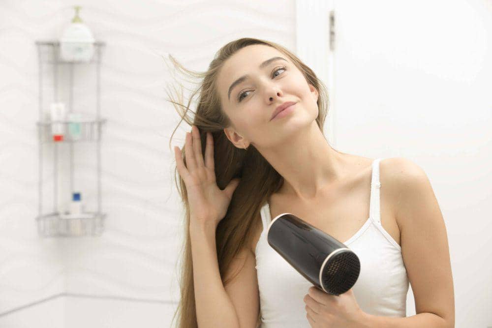 ilustrasi menggunakan hair dryer (freepik.com/yanalya)