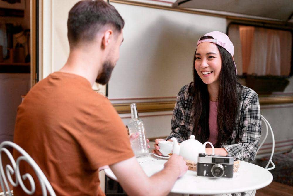 Ilustrasi pasangan ngobrol bersama (freepik.com/freepik)