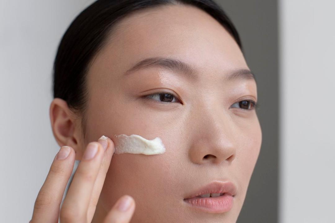 urutan pemakaian skincare malam dengan retinol serum