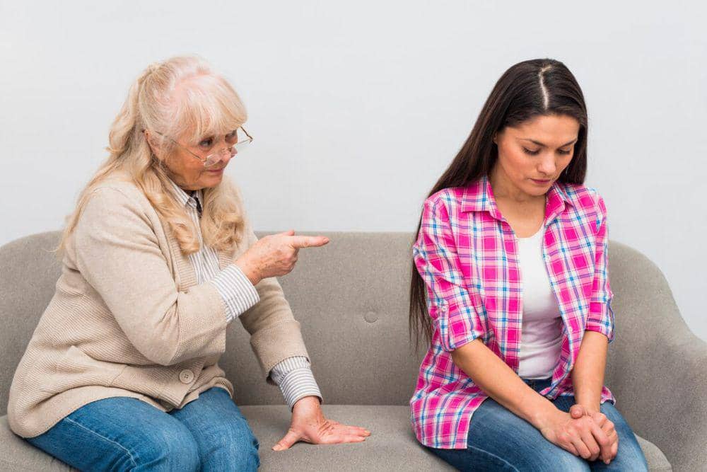 ilustrasi ibu mertua narsis (freepik.com/freepik)