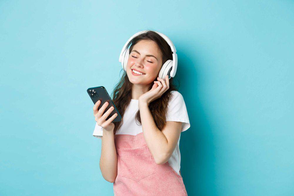 Dengarkan Lagu Kesukaan dan Ikuti Lirik (freepik.com/benzoix)