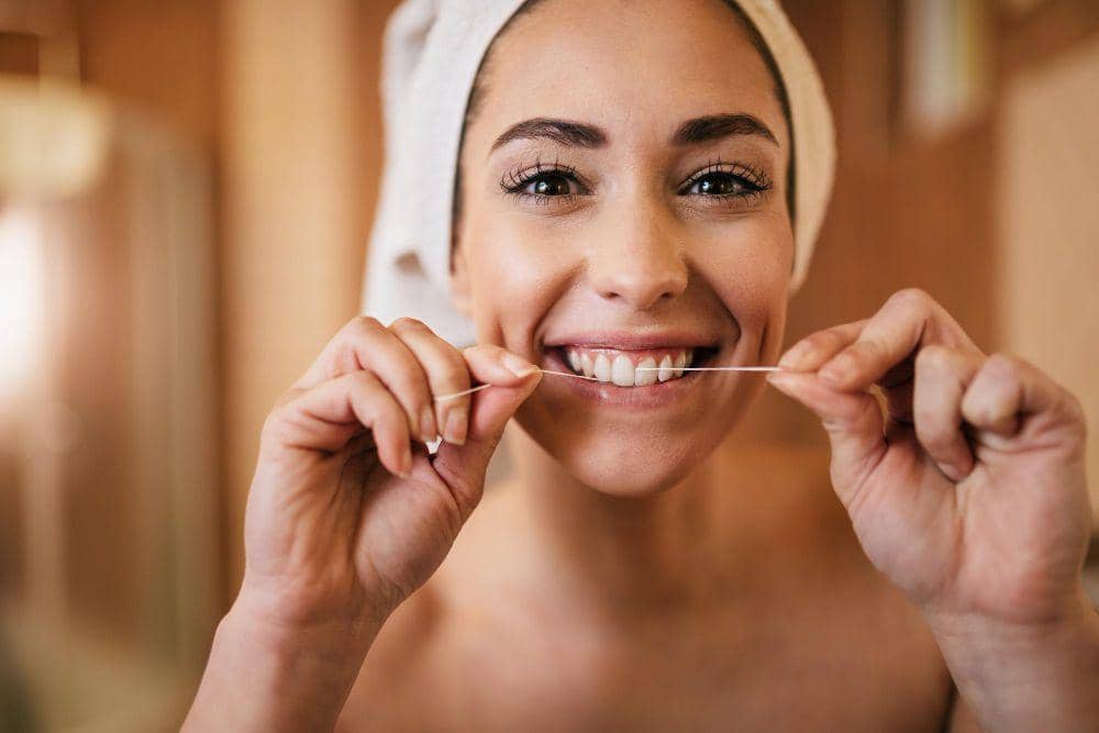 ilustrasi dental floss (freepik.com/Drazen Zigic)