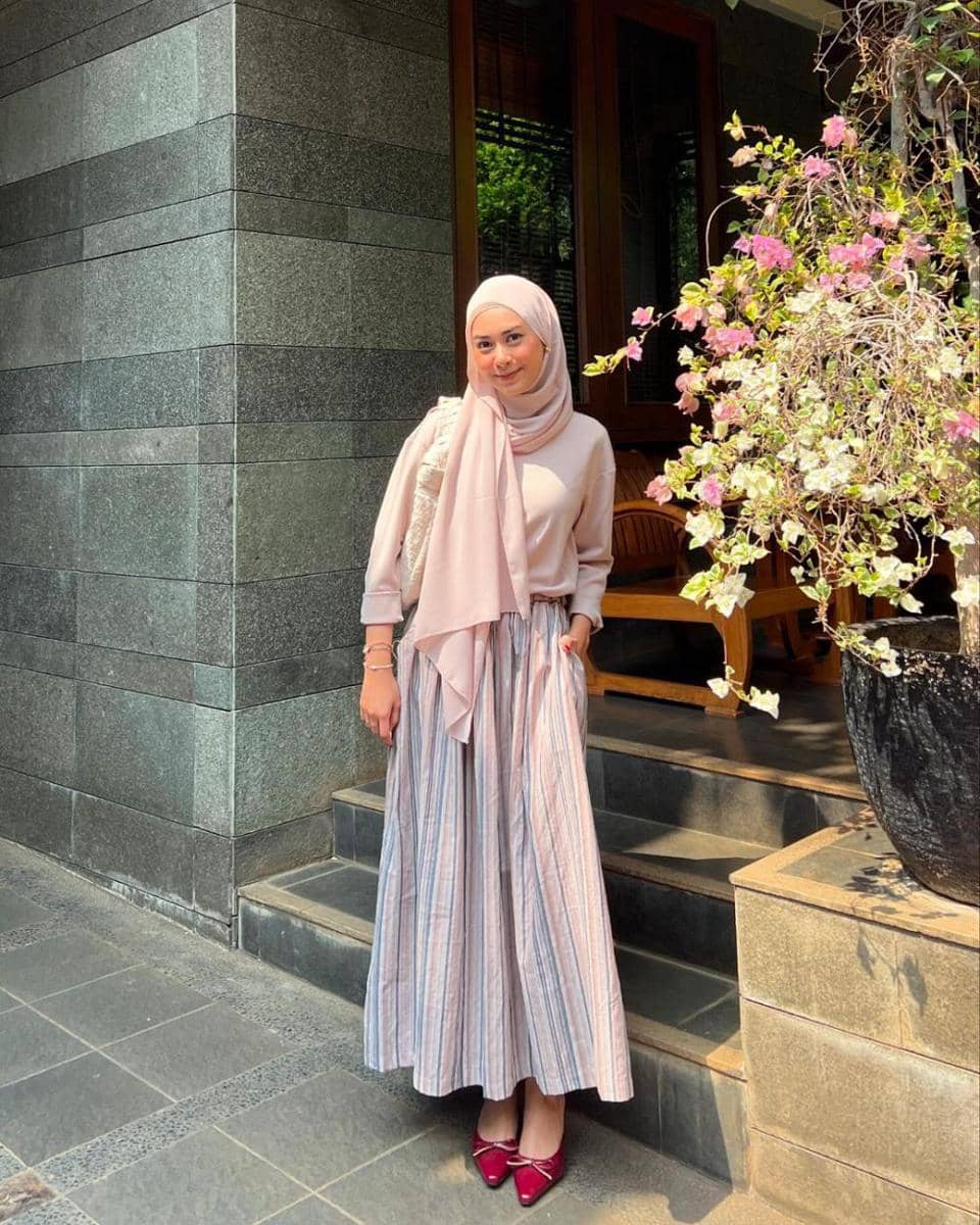 Inspirasi OOTD Hijab Nuansa Pink ala Dianty Annisa (instagram.com/diantyy.a)