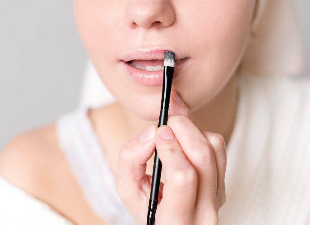 ilustrasi memakai lipstik