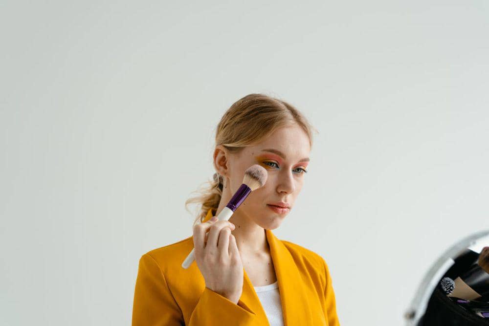 ilustrasi wanita memakai makeup (pexels.com/MART PRODUCTION)