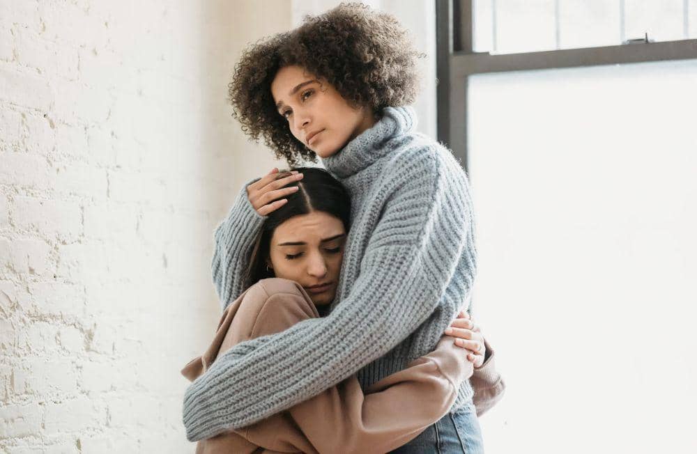 ilustrasi sahabat sedang sedih (Pexels.com/Lisa Summer)