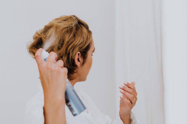 ilustrasi menyemprotkan hairspray (pexels.com/Photo By: Kaboompics.com)