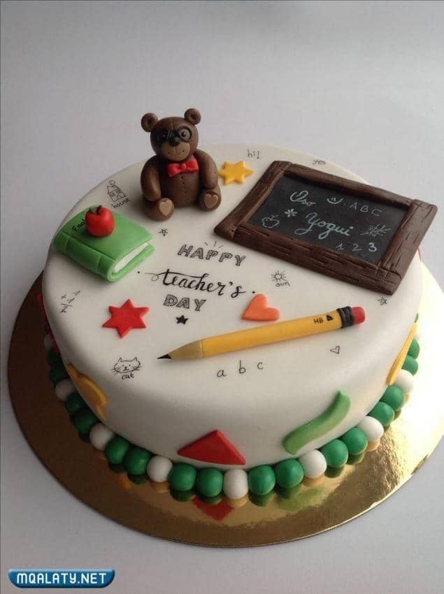 Kue Hari Guru dengan dekorasi ramai