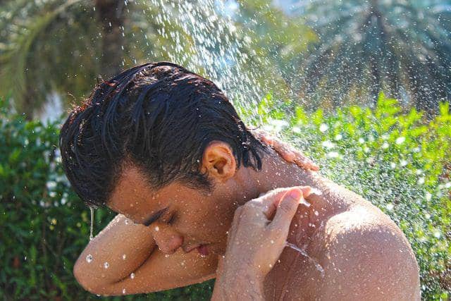 ilustrasi pria sedang keramas