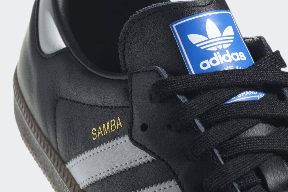 Ilustrasi mengecek sepatu Adidas Samba original