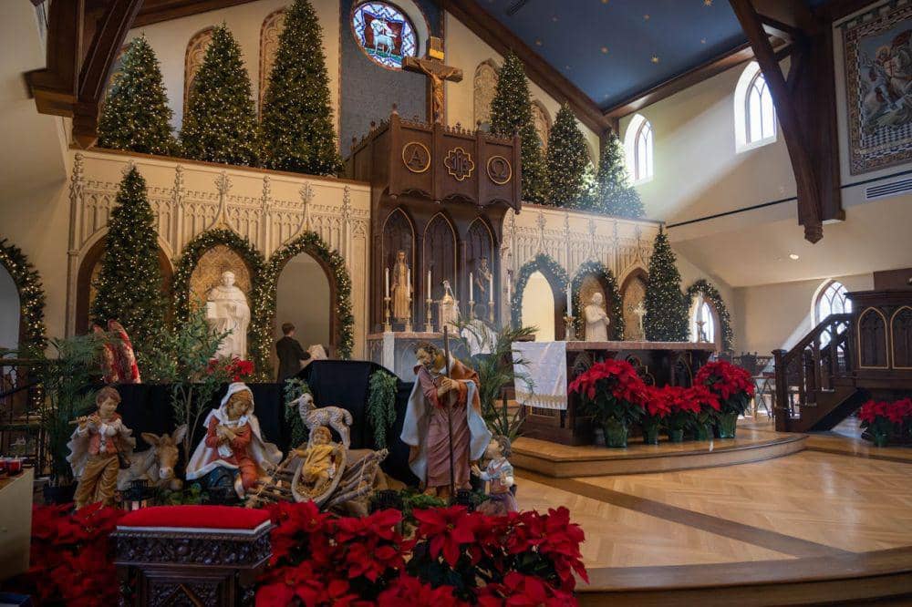 ilustrasi dekorasi Natal di gereja g)