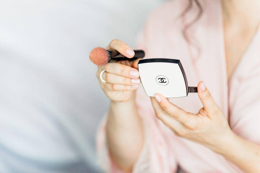 Seorang wanita sedang memakai makeup (pixabay.com/lubovlisitsa)